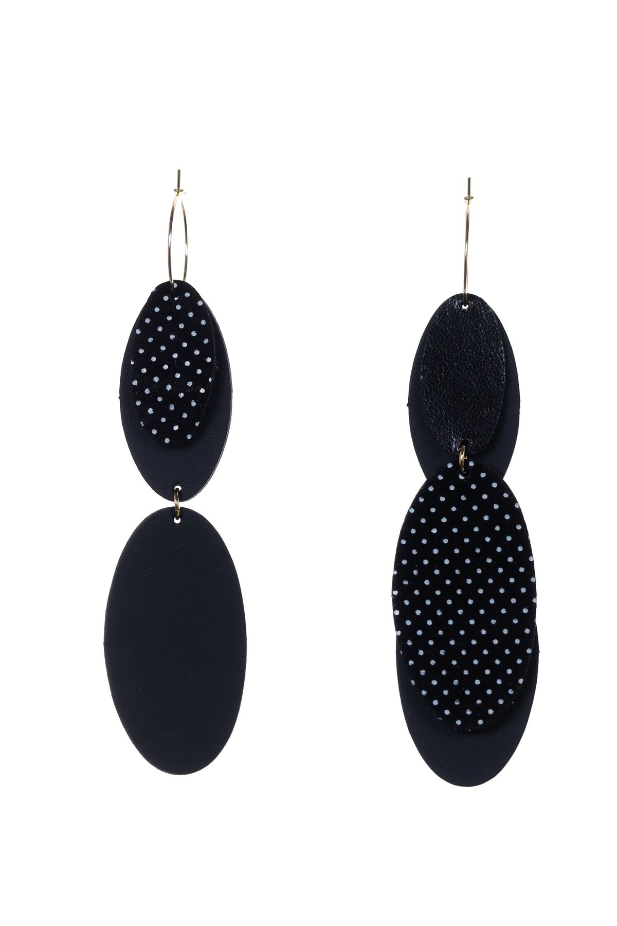 Cercei Mix&Match din piele naturală, negru cu picățele, detaliu