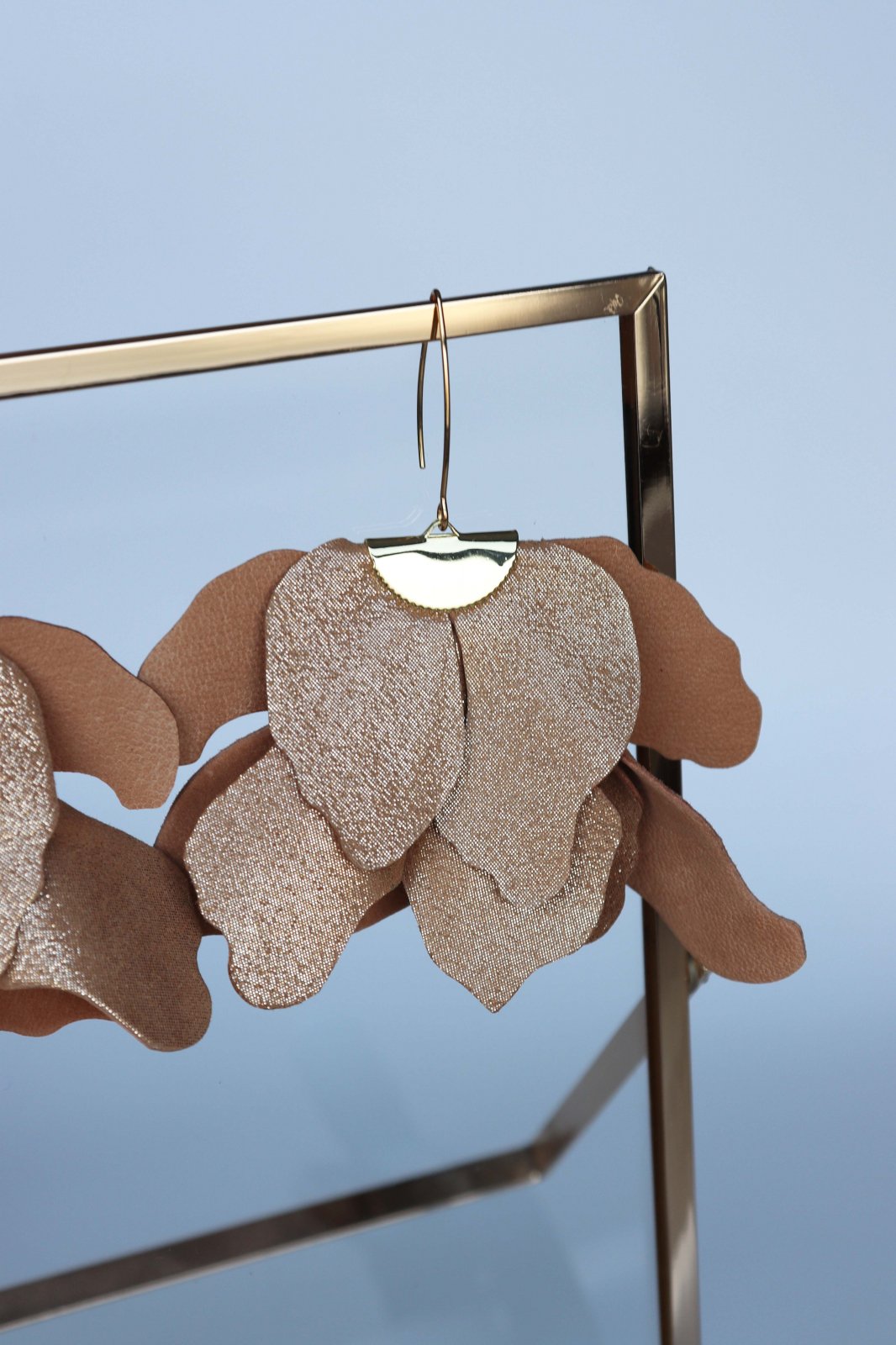 Large flower earrings - Camel with gold glitter