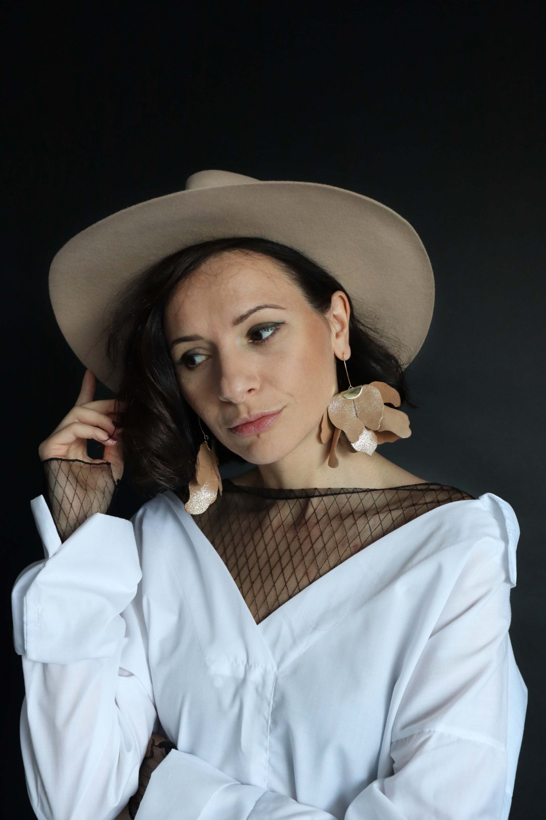 Large flower earrings - Camel with gold glitter