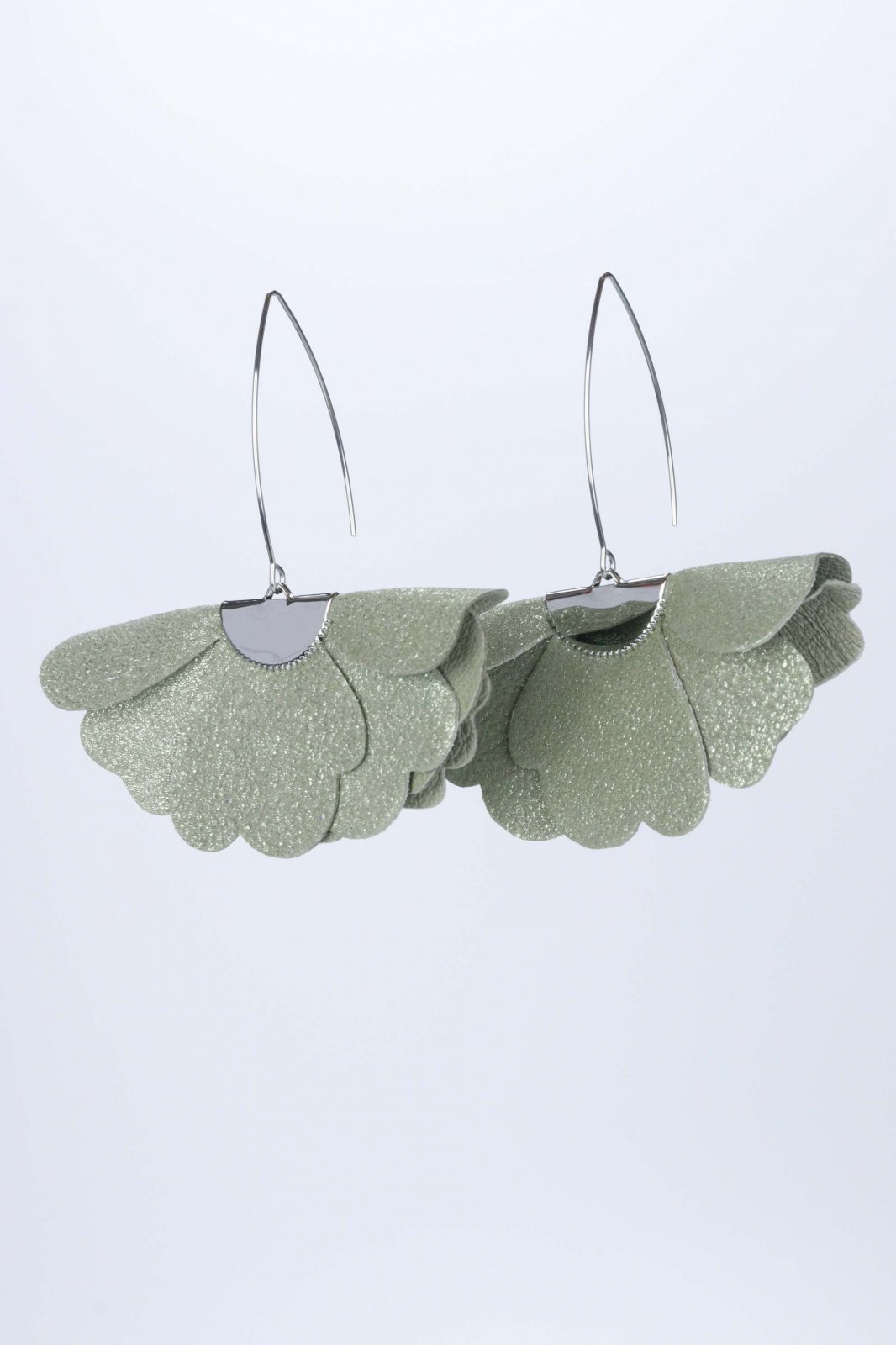 Small flower earrings - Greenish-gray with glitter
