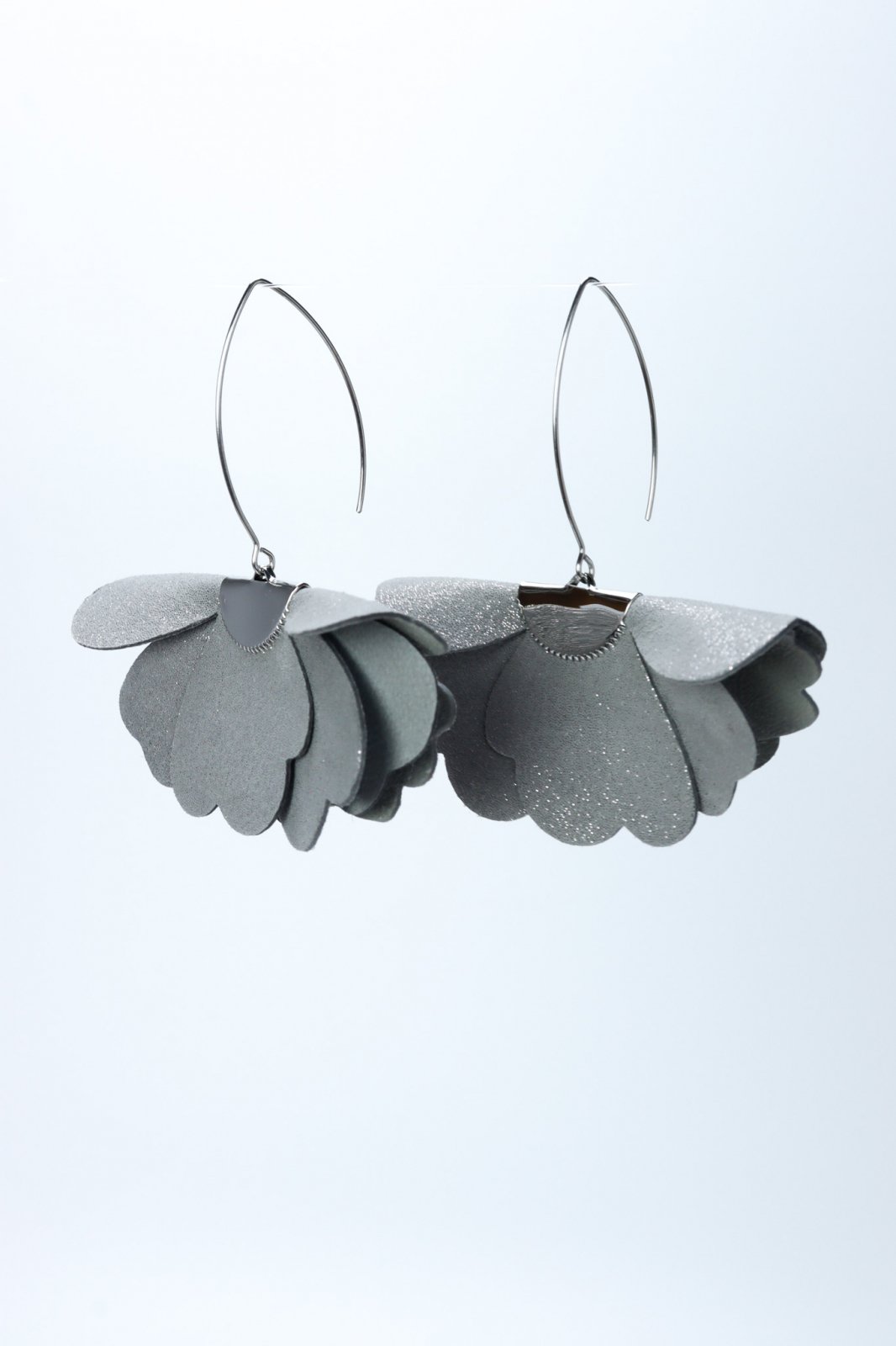 Small flower earrings - gray with glitter