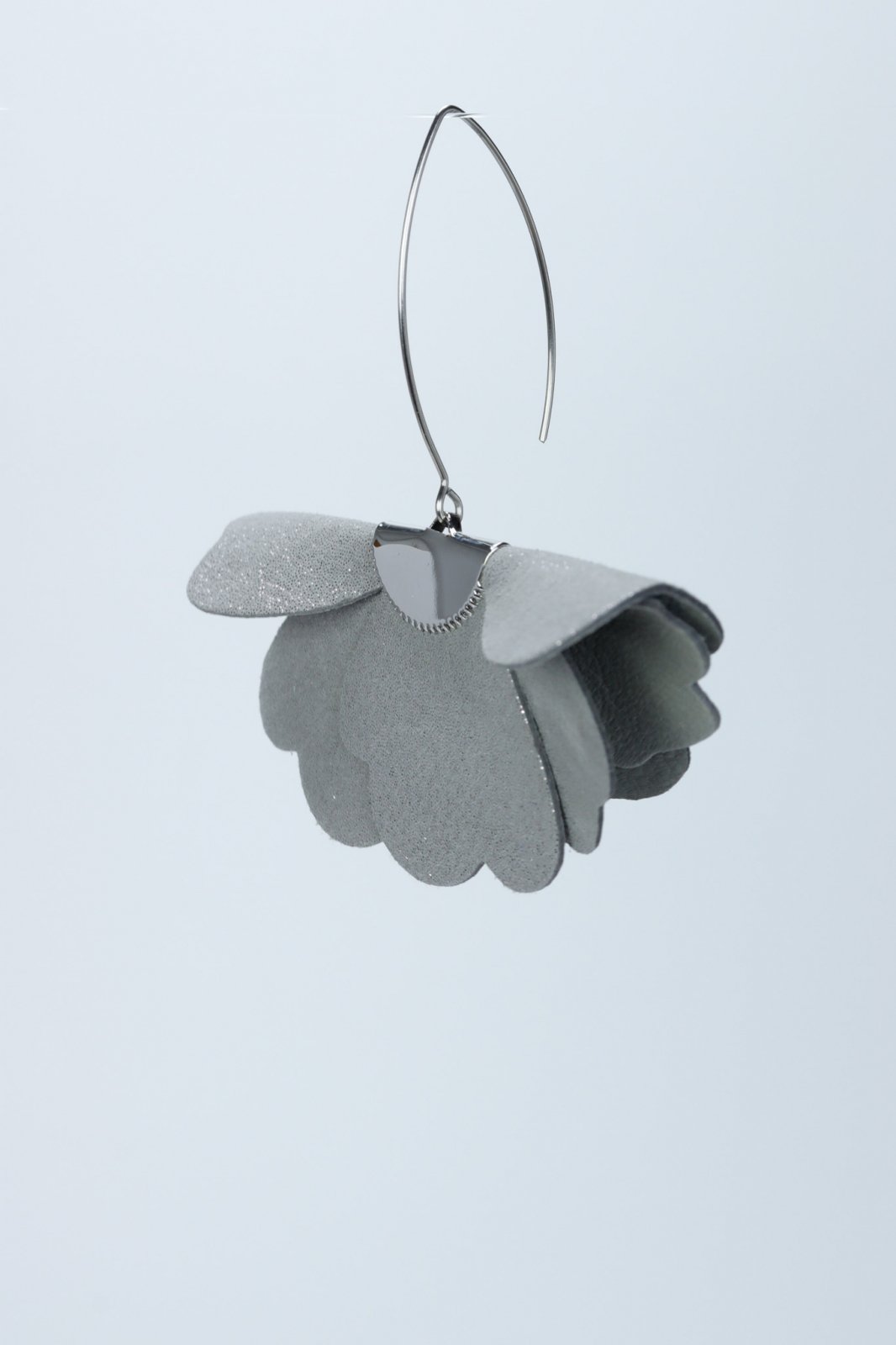 Small flower earrings - gray with glitter