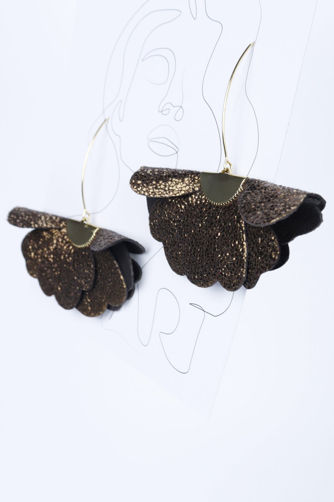 Small flower earrings - Brown with gold glitter