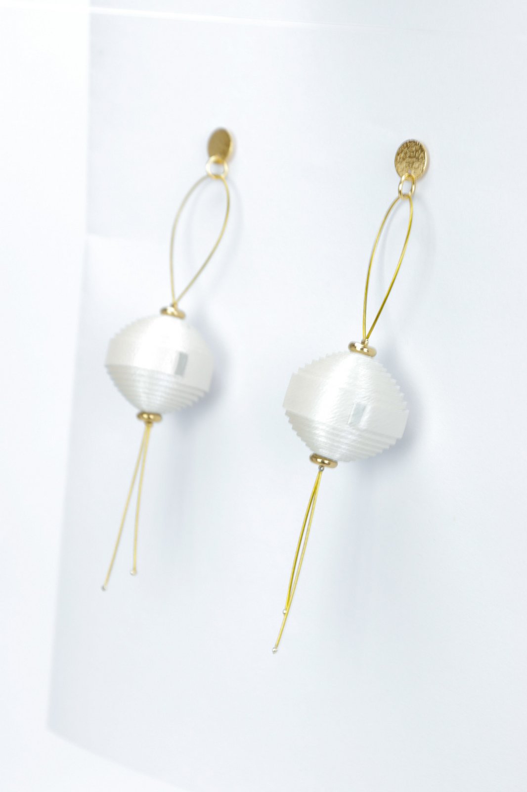Leatherbonbon Floating Earrings - Pearl White