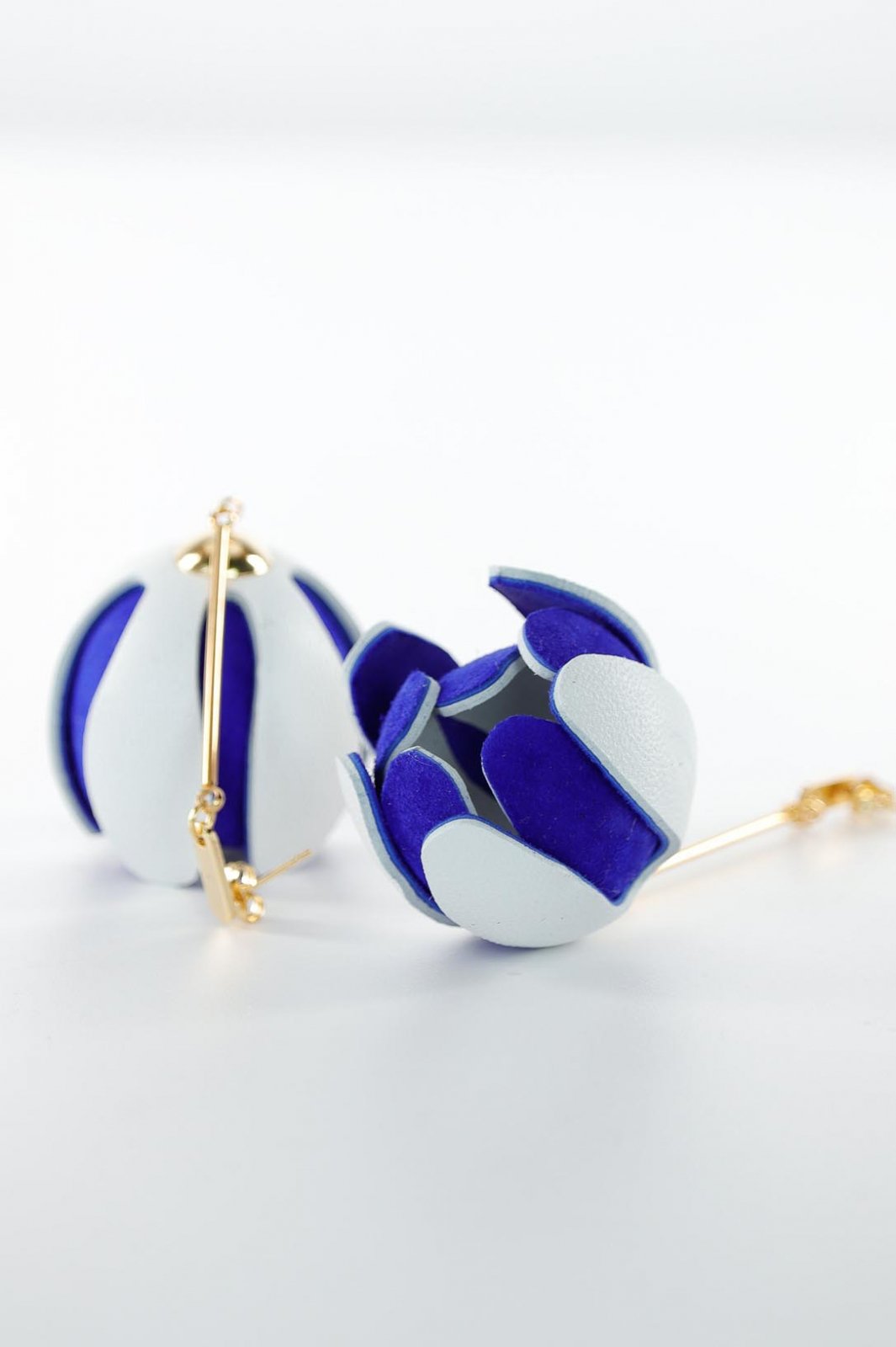 Cercei model floral din piele - Auriu + Albastru electric