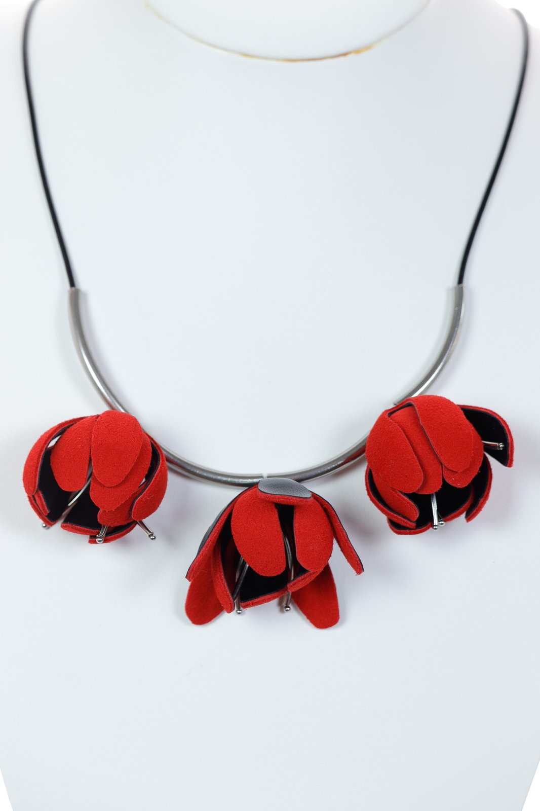 Ghidul tau pentru alegerea bijuteriilor din piele naturala: Tendinte si sfaturi