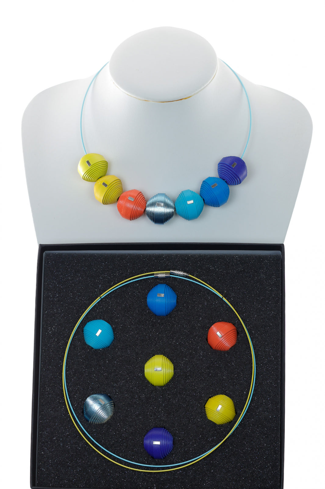 Rafinament lucrat manual: Coliere unicat din piele naturala