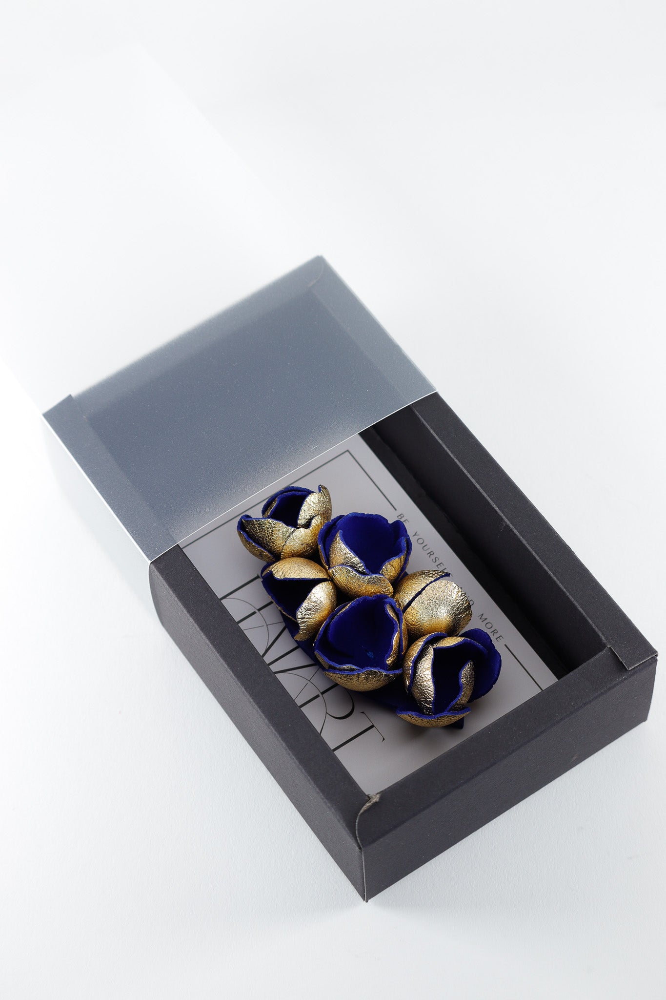 Brosa Blossom - Auriu + Albastru regal