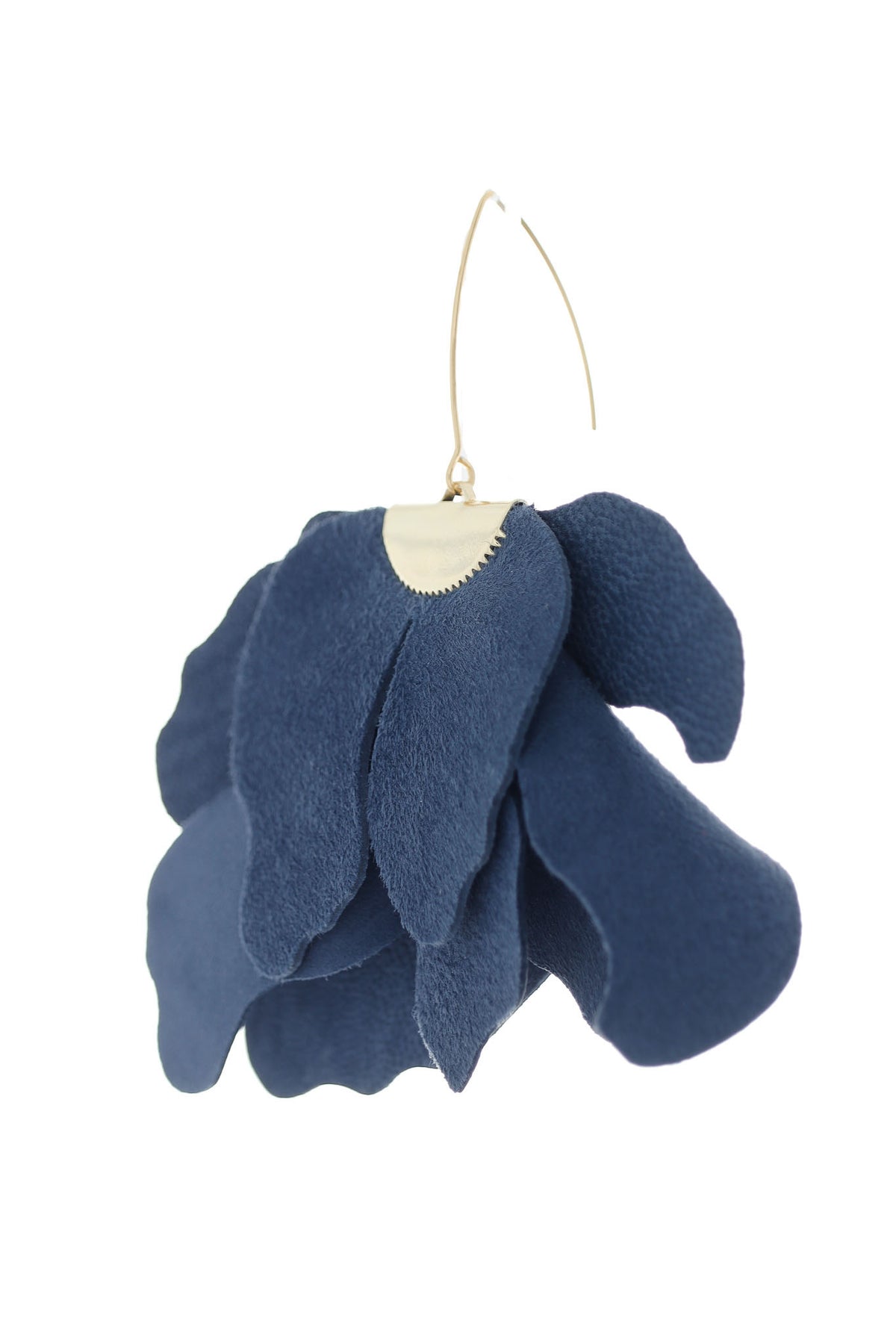 Cercei Floare Mare din piele naturală albastru navy, un cercel din trei sferturi, pe fundal alb
