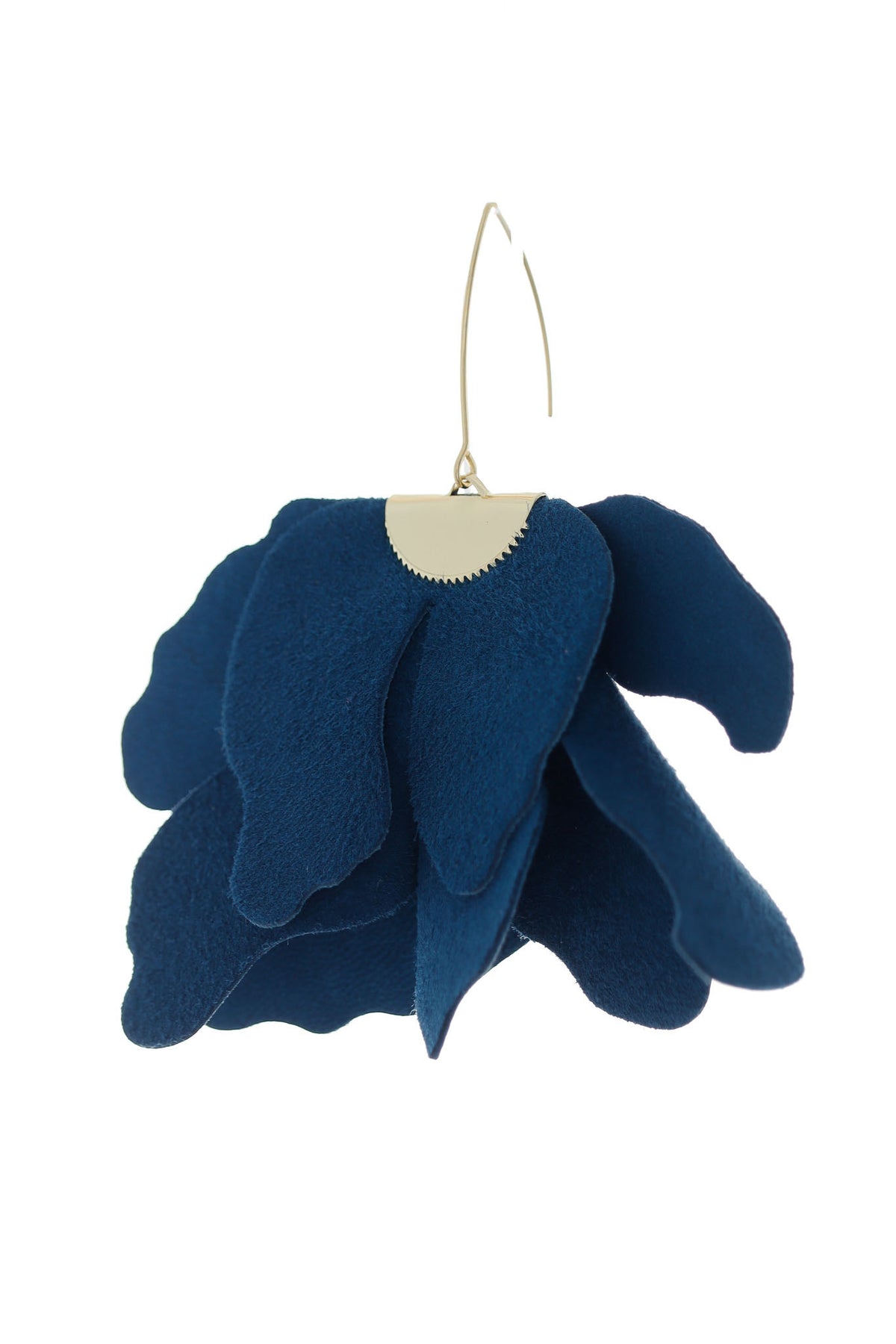 Cercei Floare Mare din piele naturală albastru jeans, un cercel, prim-plan frontal, pe fundal alb