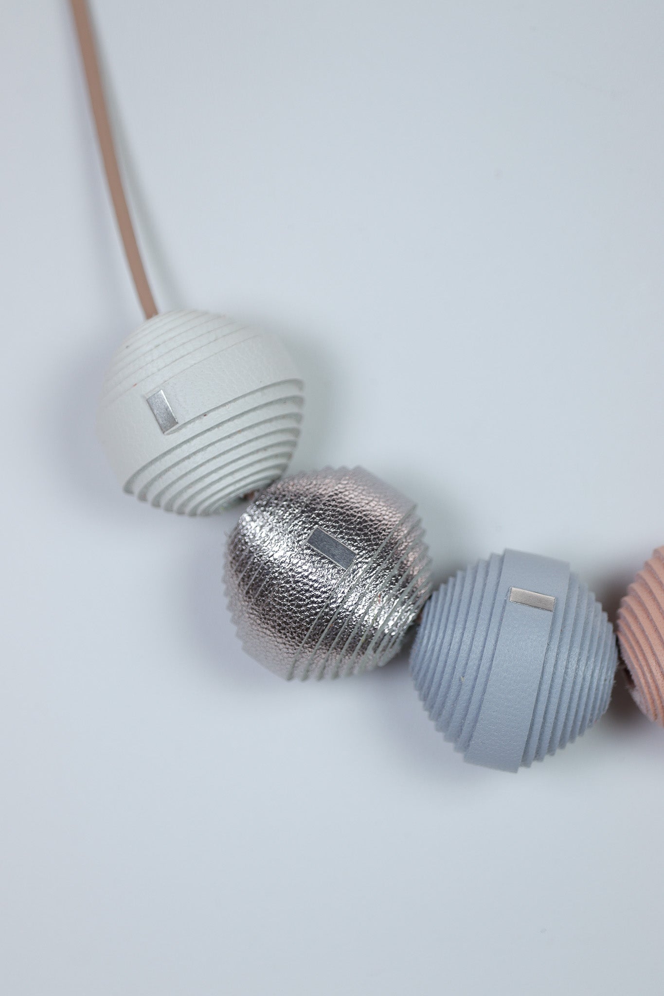 Colier pe snur lung din piele Leatherbonbon (252)