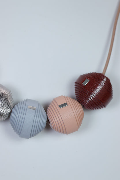 Colier pe snur lung din piele Leatherbonbon (252)