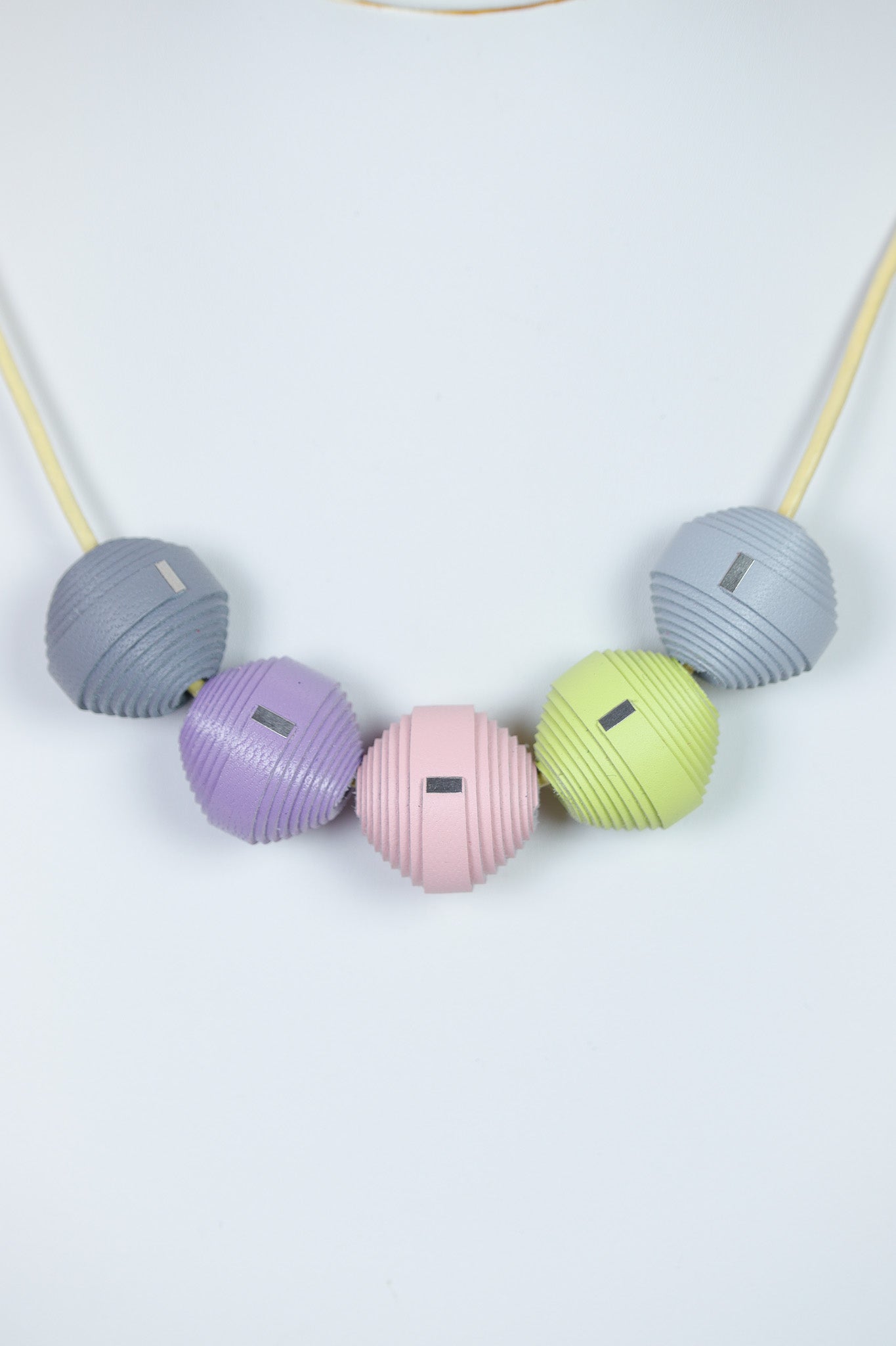 Colier pe snur lung din piele Leatherbonbon (253)