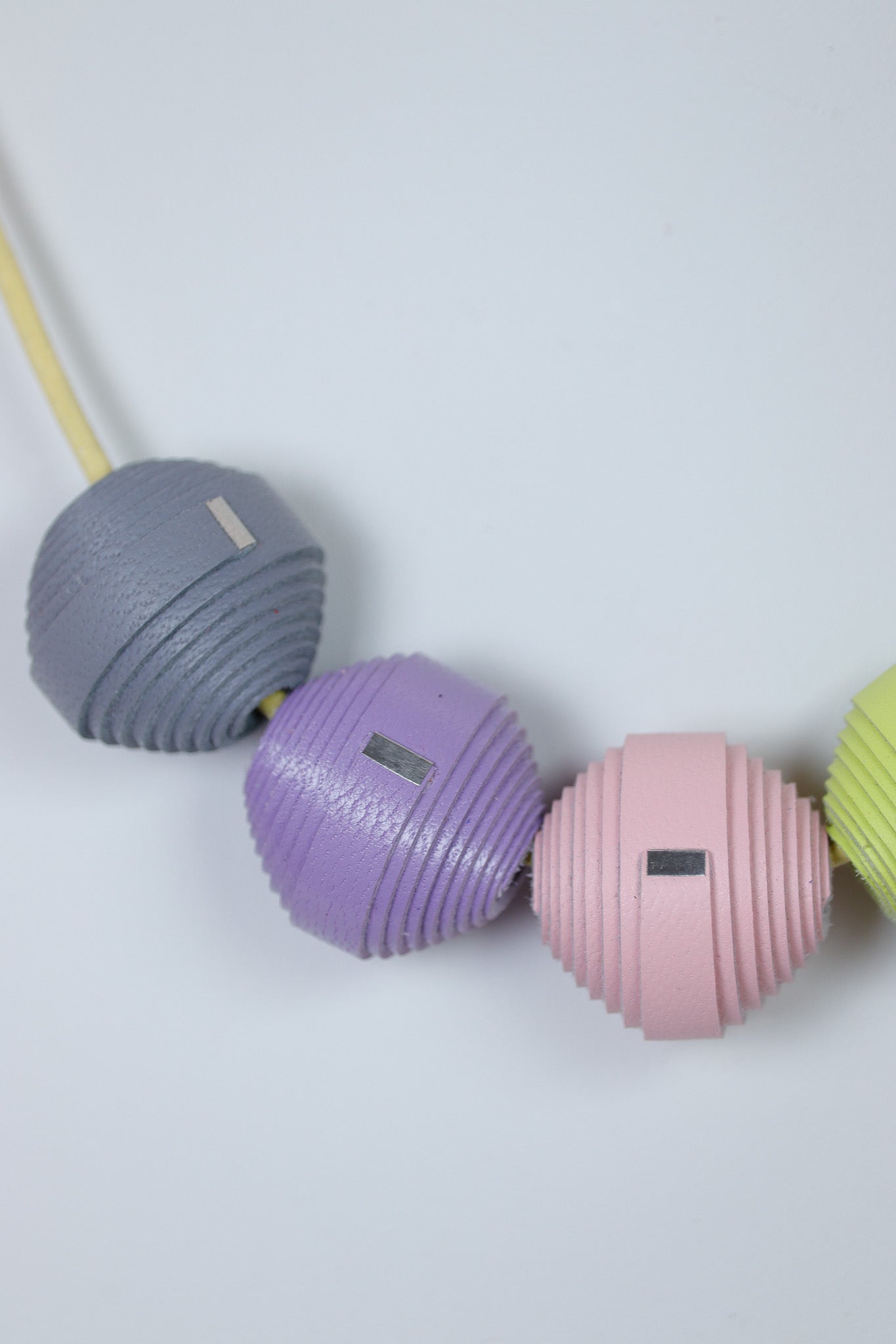 Colier pe snur lung din piele Leatherbonbon (253)