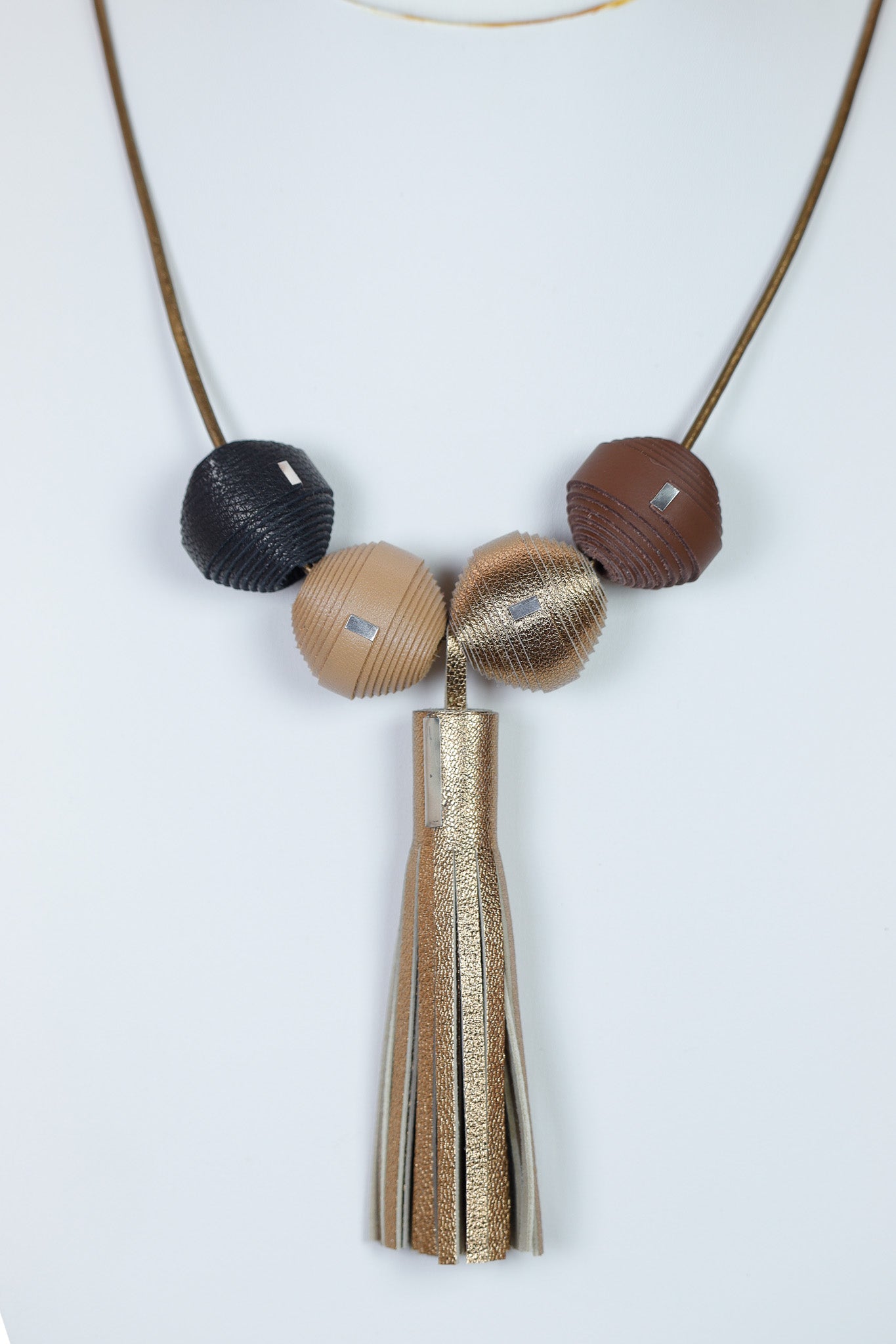 Colier pe snur lung si ciucure din piele Leatherbonbon (254)