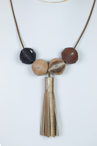 Colier pe snur lung si ciucure din piele Leatherbonbon (254)