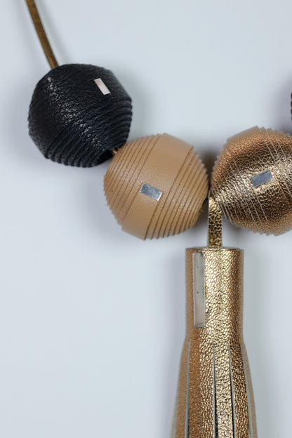 Colier pe snur lung si ciucure din piele Leatherbonbon (254)