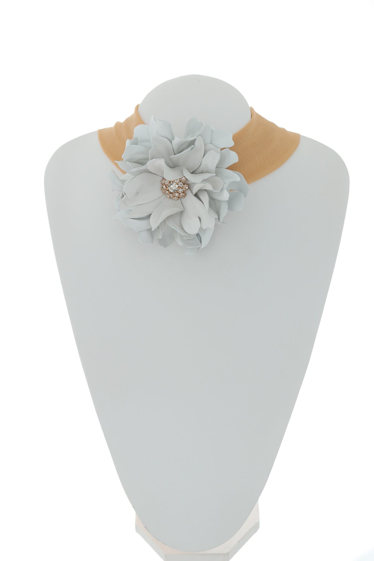 Broșă Kallysta alb gheață din piele naturală prinsă central pe eșarfa caramel strânsă la gât, ca un choker, pe bust