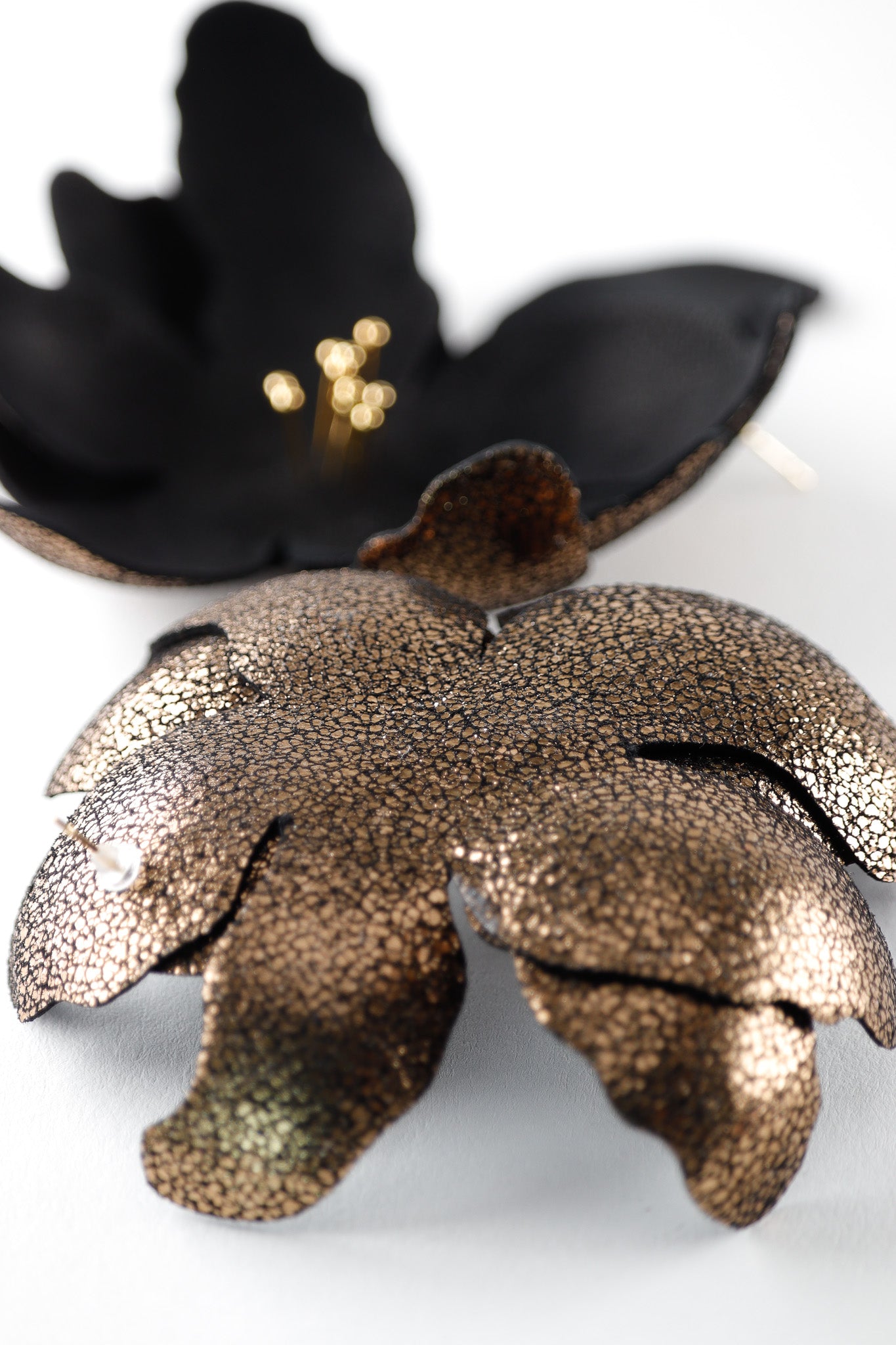 Cercei Soapte la ureche - Negru + Auriu