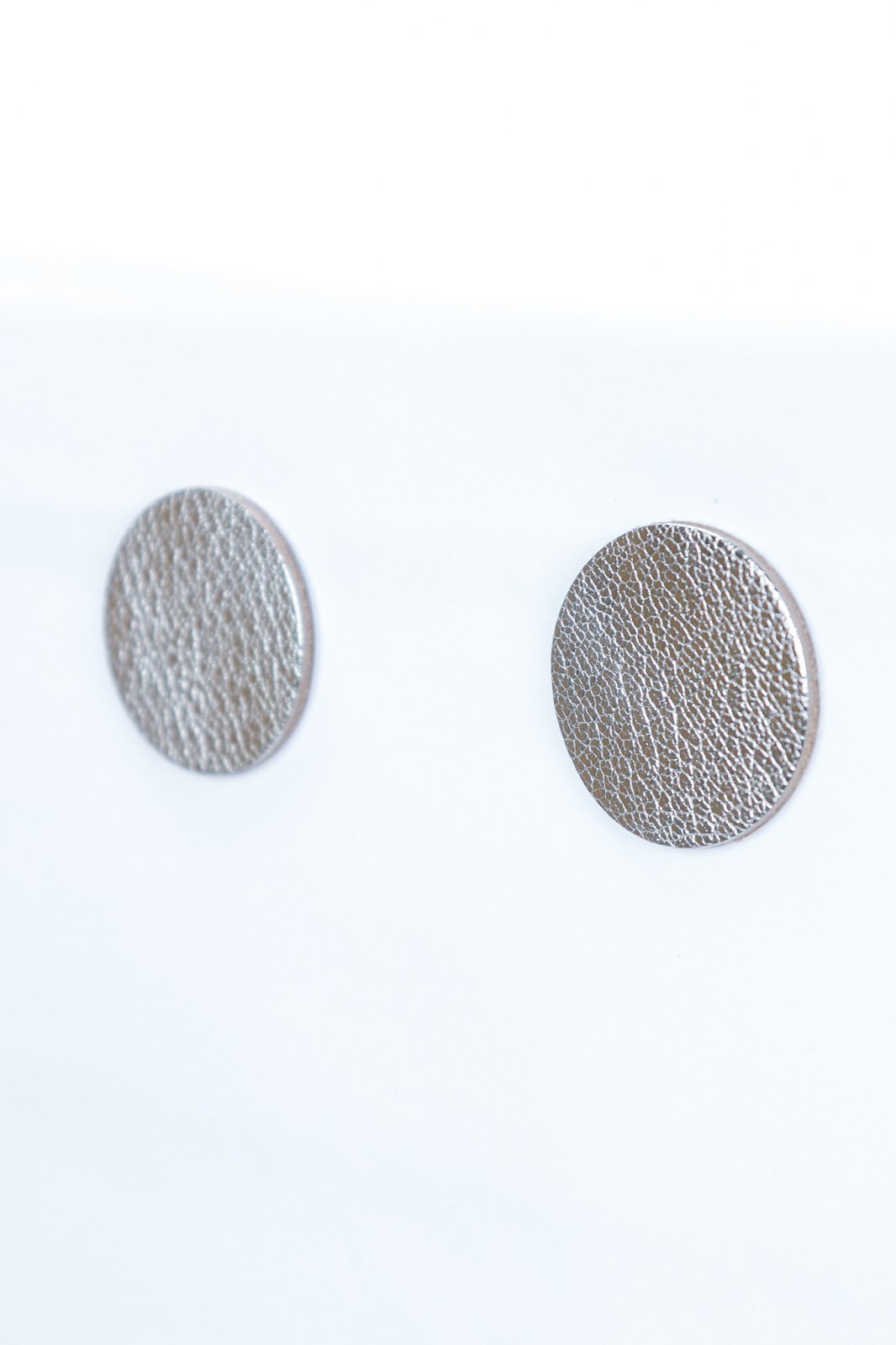 Cercei Cerc (3 cm) din piele italiană, argintiu, alt unghi