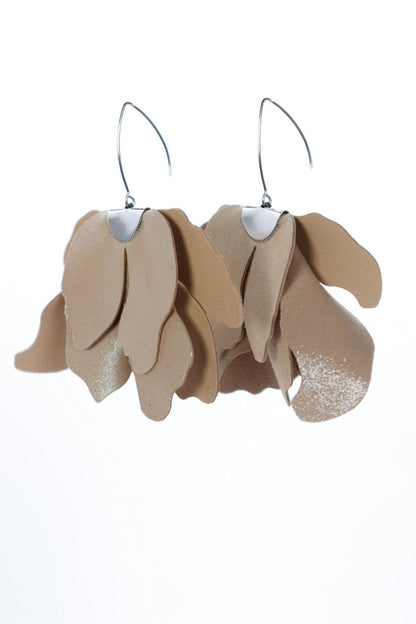 Cercei floare mare - Bej cu sclipici