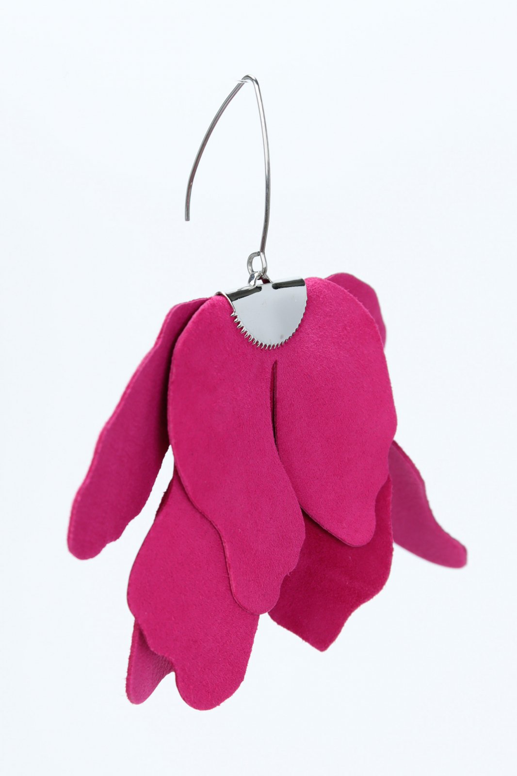 Cercei Floare Mare din piele naturală fucsia, un cercel din trei sferturi, pe fundal alb