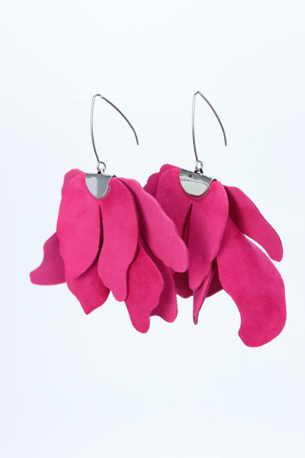 Cercei Floare Mare din piele naturală fucsia, pereche cu agățătoare argintie, pe fundal alb