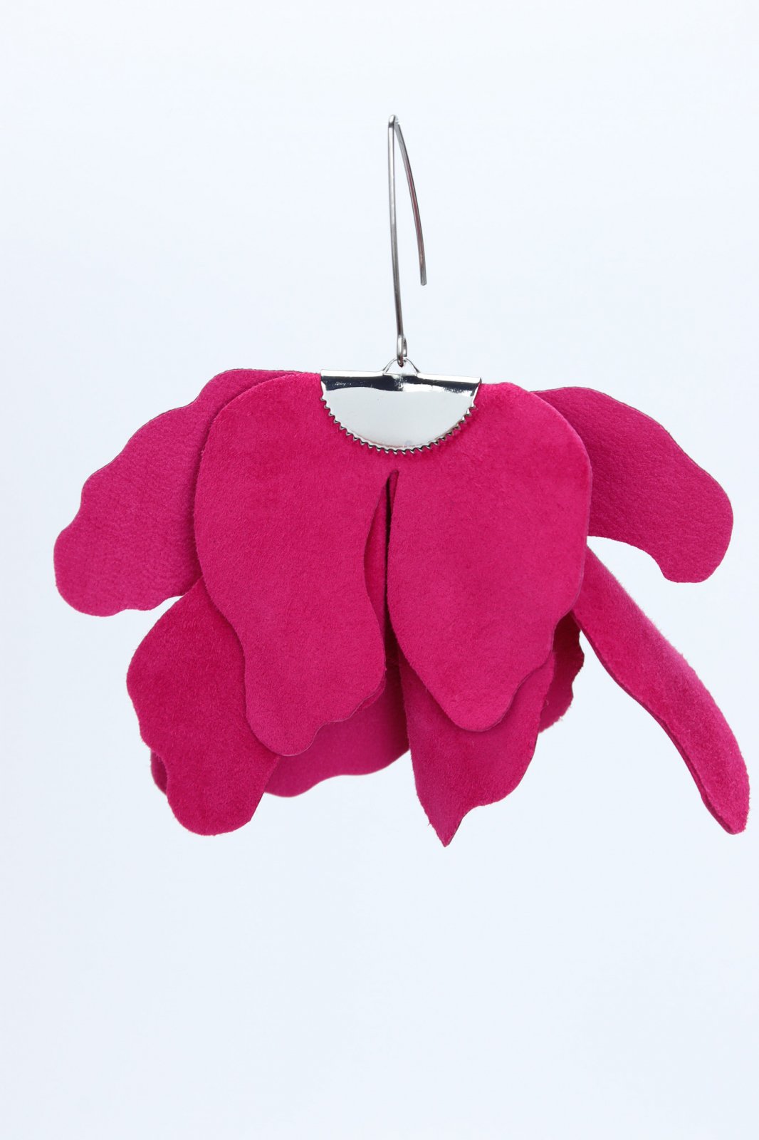 Cercei Floare Mare din piele naturală fucsia, un cercel din față, pe fundal alb, petale suprapuse 3D