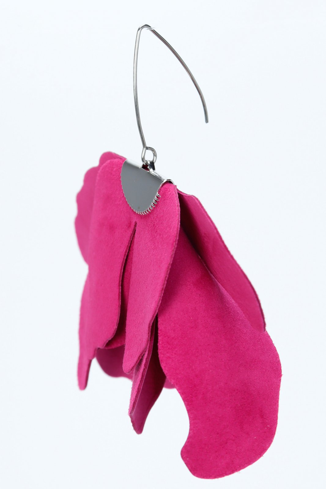Cercei Floare Mare din piele naturală fucsia, un cercel din lateral, pe fundal alb