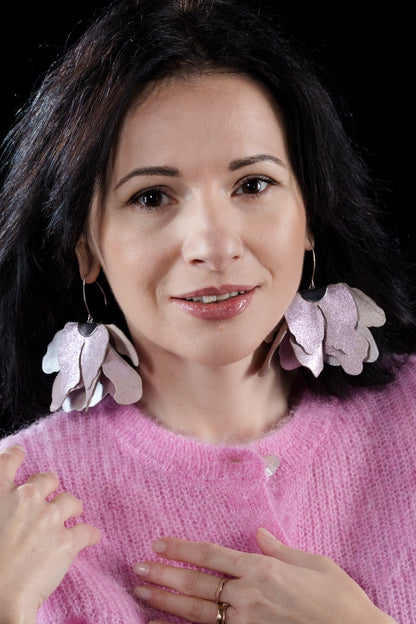 Cercei floare mare - Roz sidefat vopsit manual