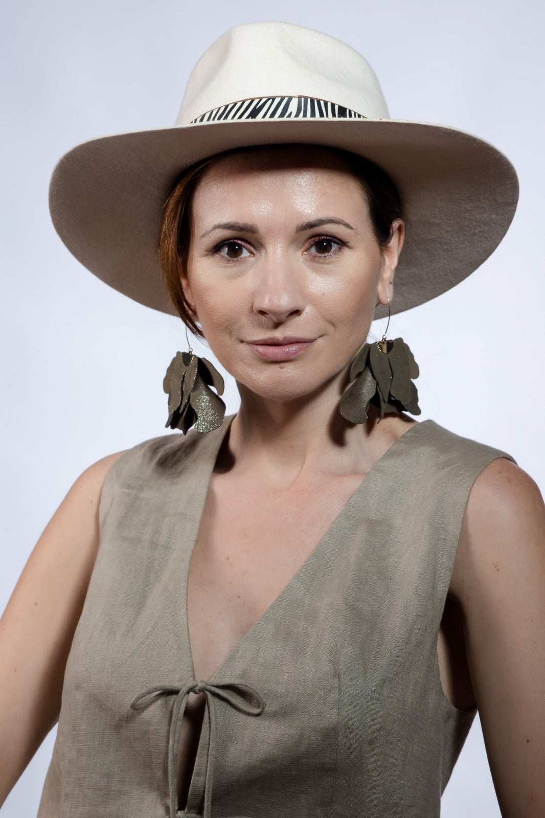 Cercei floare mare - Kaki cu sclipici