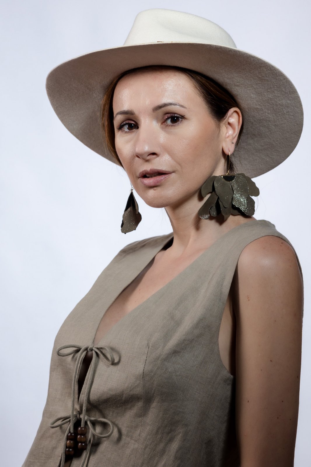 Cercei floare mare - Kaki cu sclipici