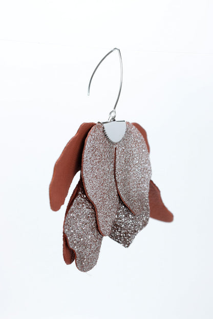 Cercei floare mare - Duo maro cu sclipici argintiu
