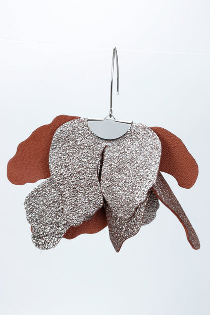 Cercei floare mare - Duo maro cu sclipici argintiu