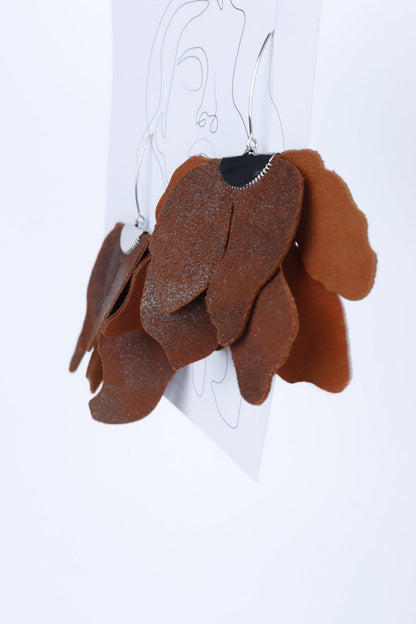 Cercei floare mare - Maro cu sclipici argintiu