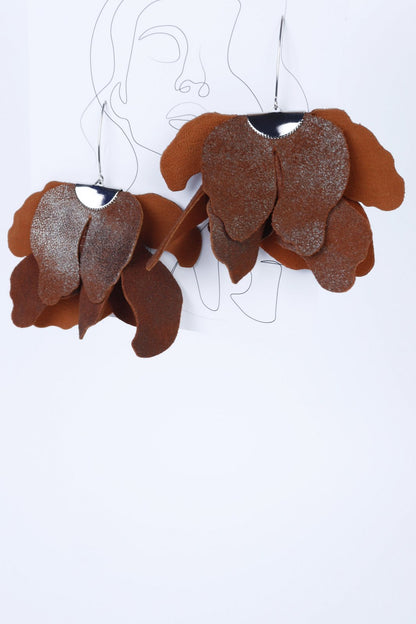 Cercei floare mare - Maro cu sclipici argintiu