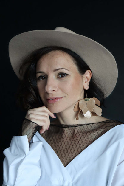 Cercei floare mare - Camel cu sclipici auriu