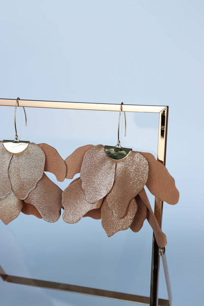 Cercei floare mare - Camel cu sclipici auriu