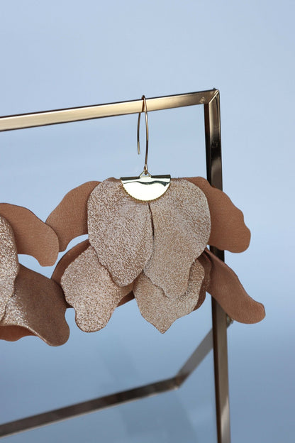 Cercei floare mare - Camel cu sclipici auriu