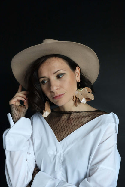 Cercei floare mare - Camel cu sclipici auriu