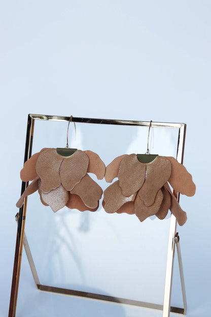 Cercei floare mare - Camel cu sclipici auriu