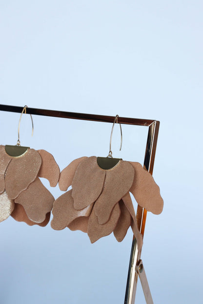 Cercei floare mare - Camel cu sclipici auriu