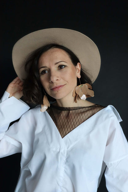 Cercei floare mare - Camel cu sclipici auriu