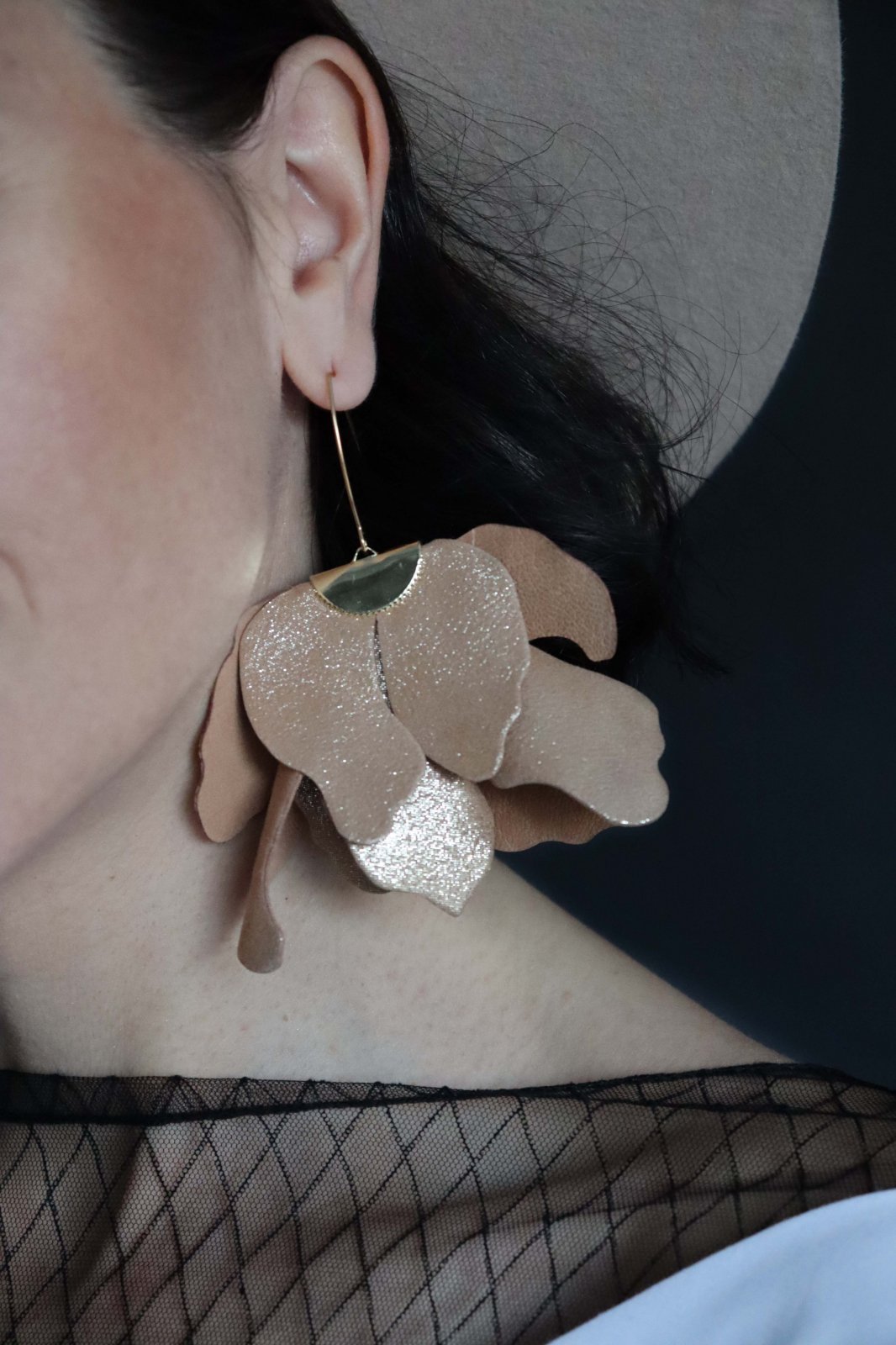 Large flower earrings - Camel with gold glitter