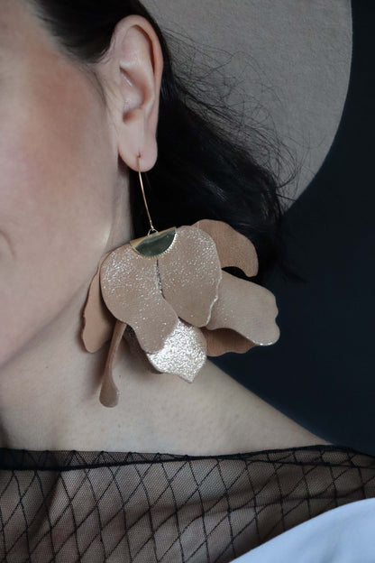 Cercei floare mare - Camel cu sclipici auriu