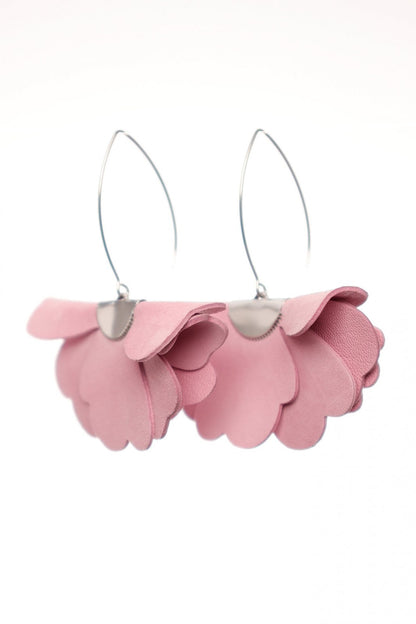 Cercei floare mica - Roz pal- agatatoare aurie