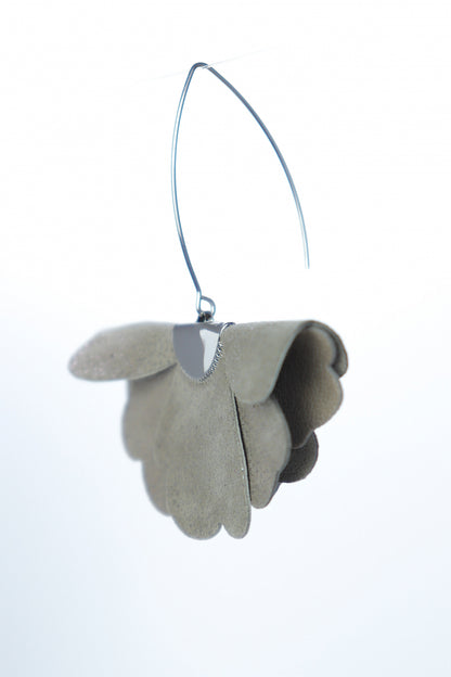 Cercei floare mica - Gri cu sclipici verde