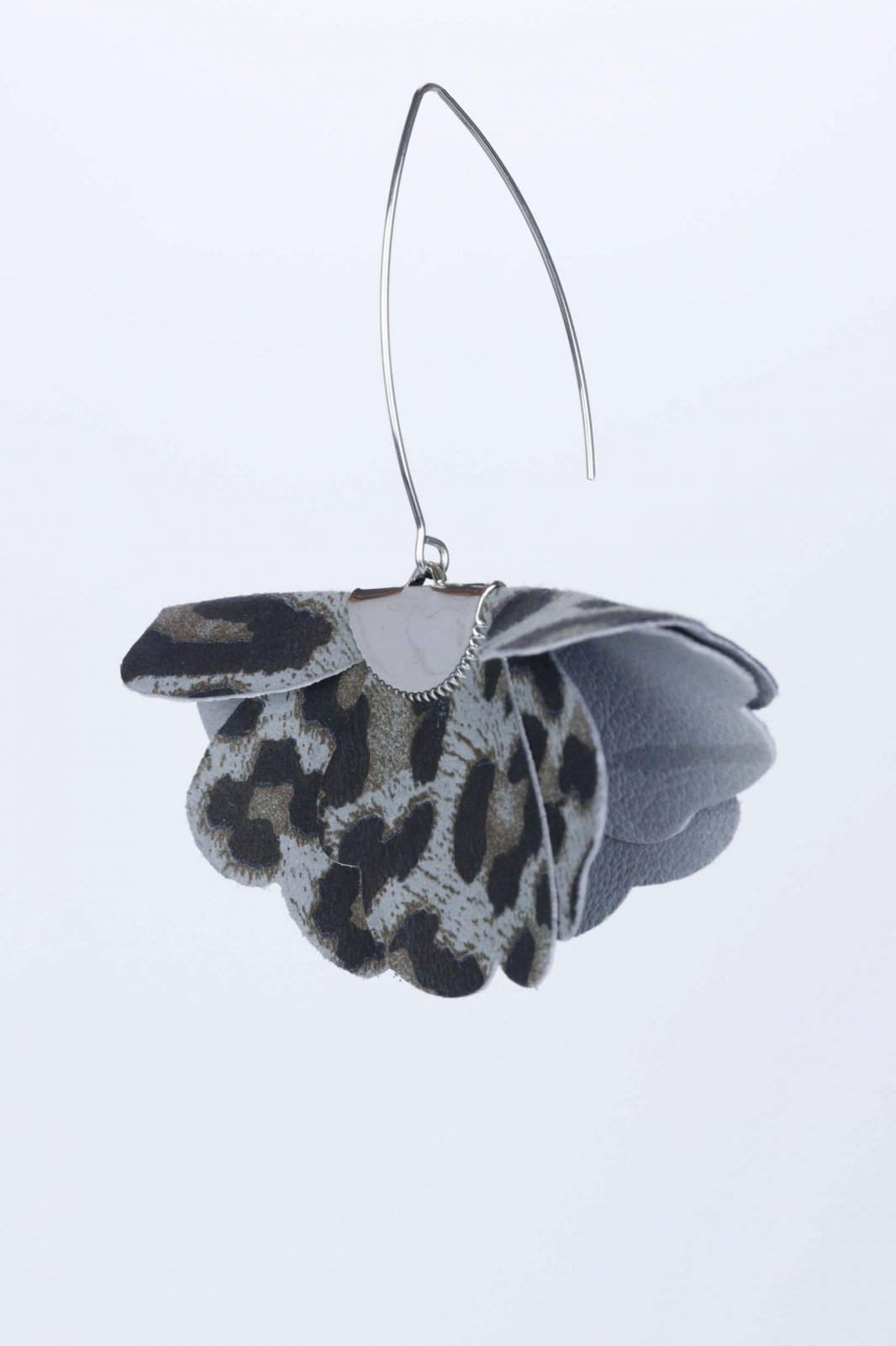 Small flower earrings - Gray animal print