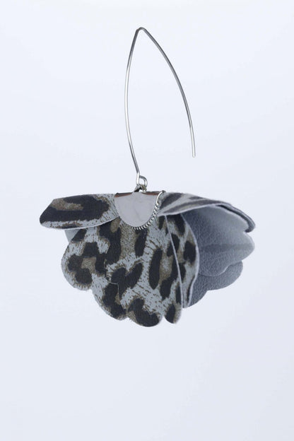 Cercei floare mica - Animal print gri