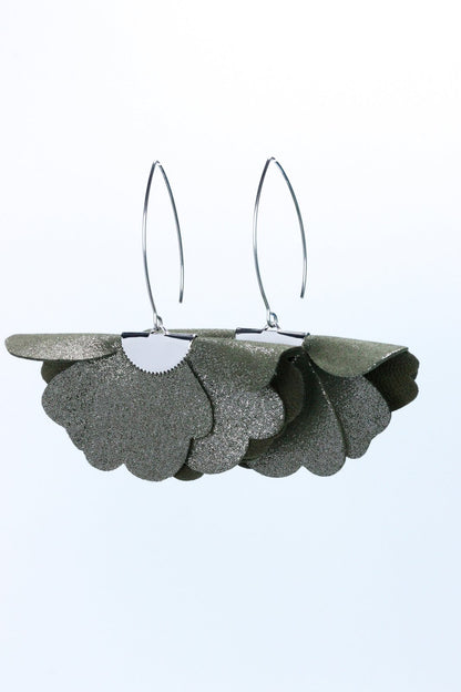 Cercei floare mica - Kaki cu sidef argintiu